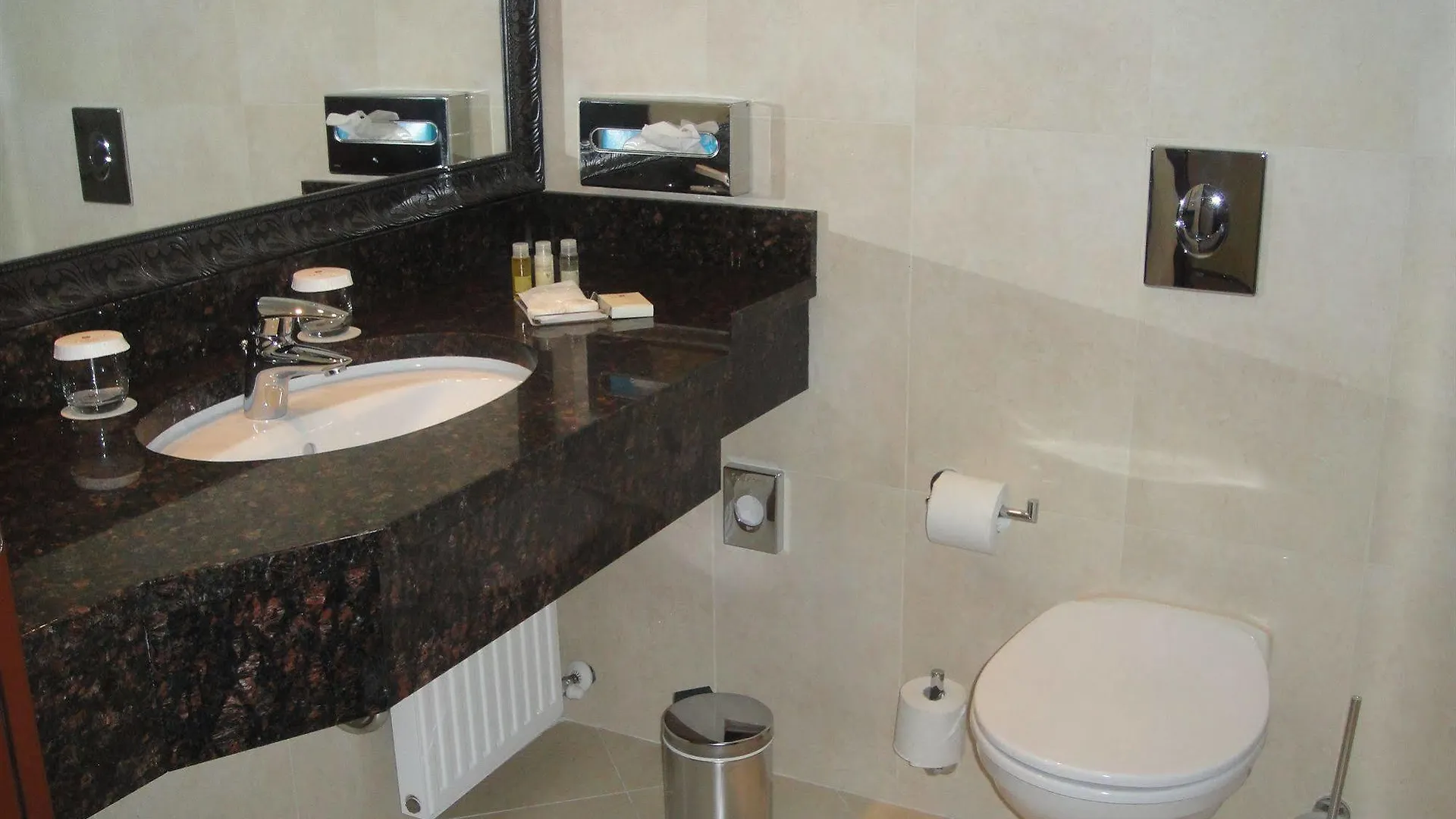 Ramada Hotel & Suites By Wyndham Bucharest North 4*,  Románia