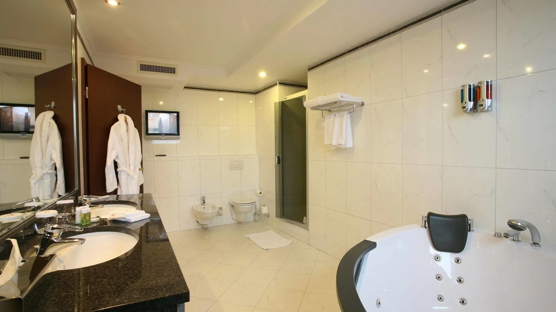Ramada Hotel & Suites By Wyndham Bucharest North