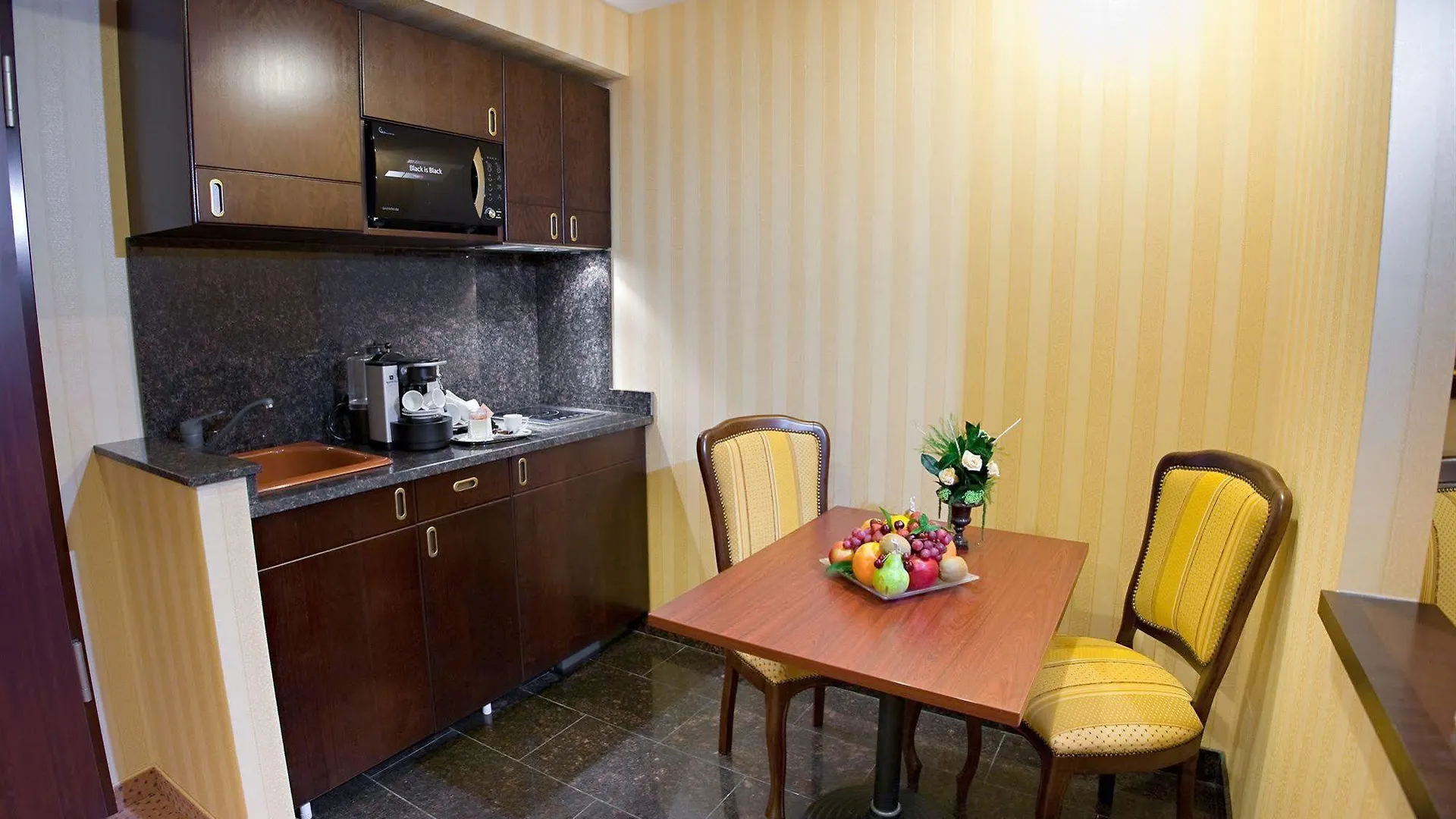 Ramada Hotel & Suites By Wyndham Bucharest North 4*,  Románia