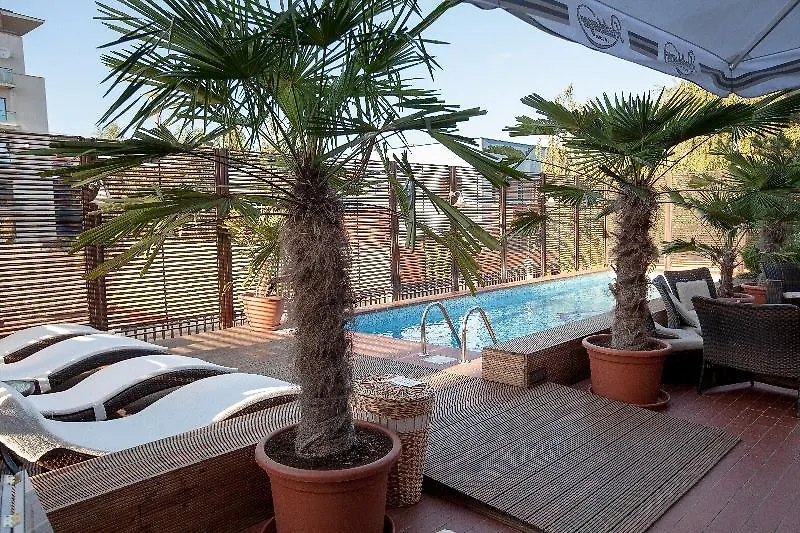 Ramada Hotel & Suites By Wyndham Bucharest North 4*,  Románia