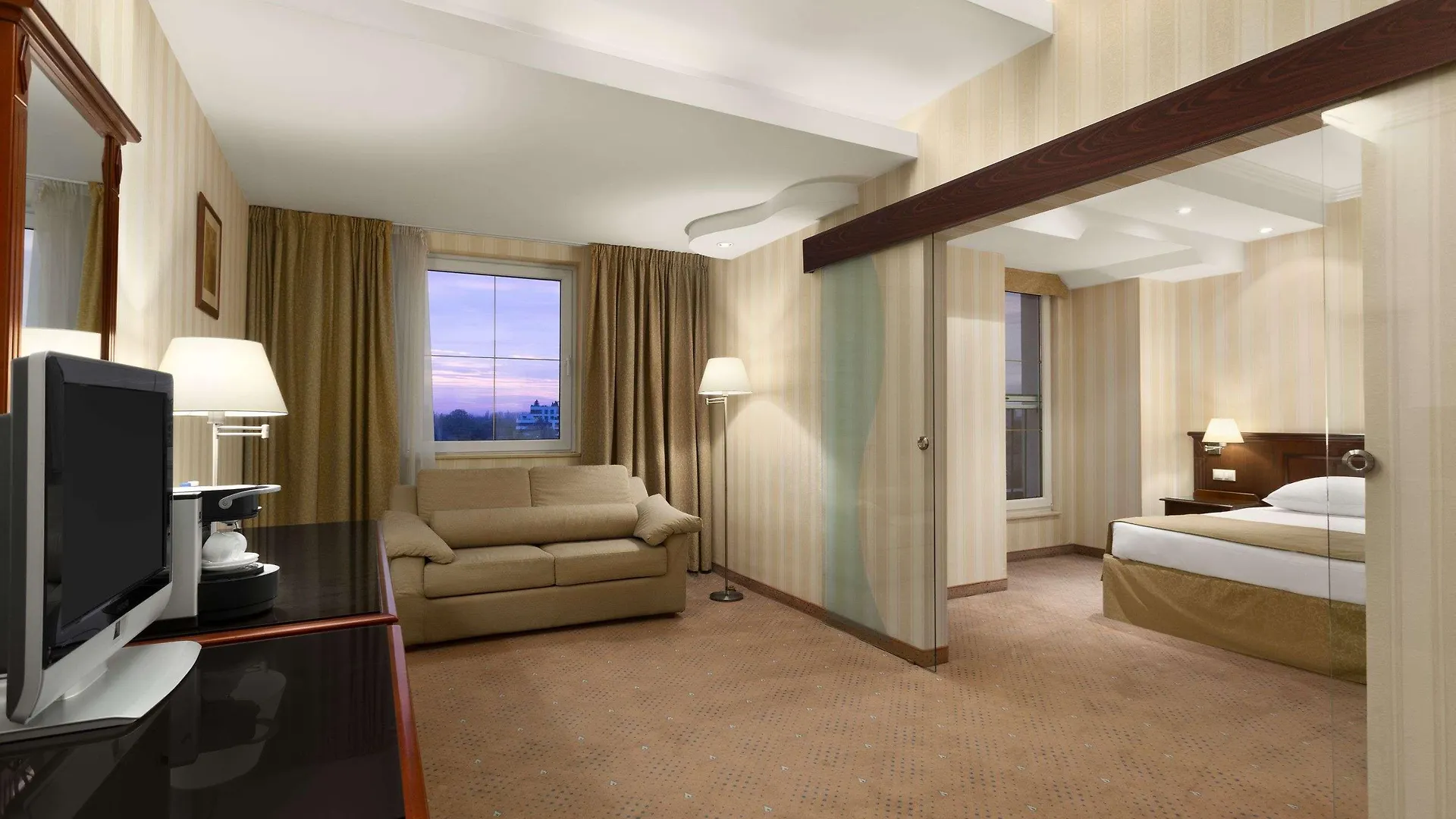 Ramada Hotel & Suites By Wyndham Bucharest North România
