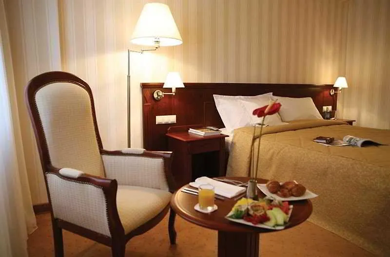 Ramada Hotel & Suites By Wyndham Bucharest North 4*,  România